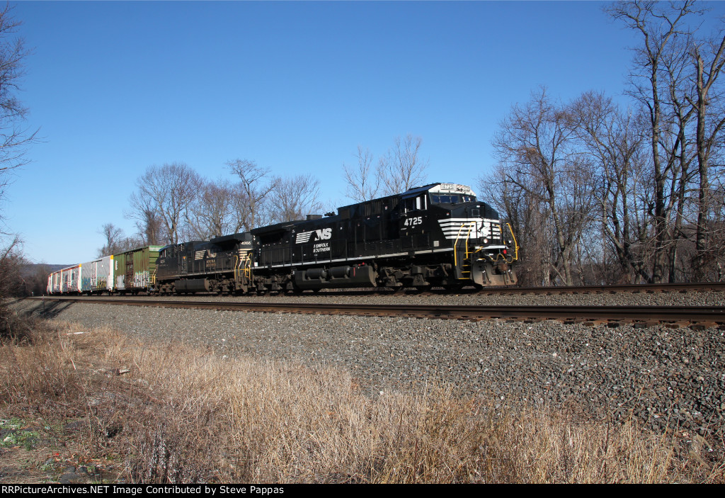 NS 4725 takes a manifest train East